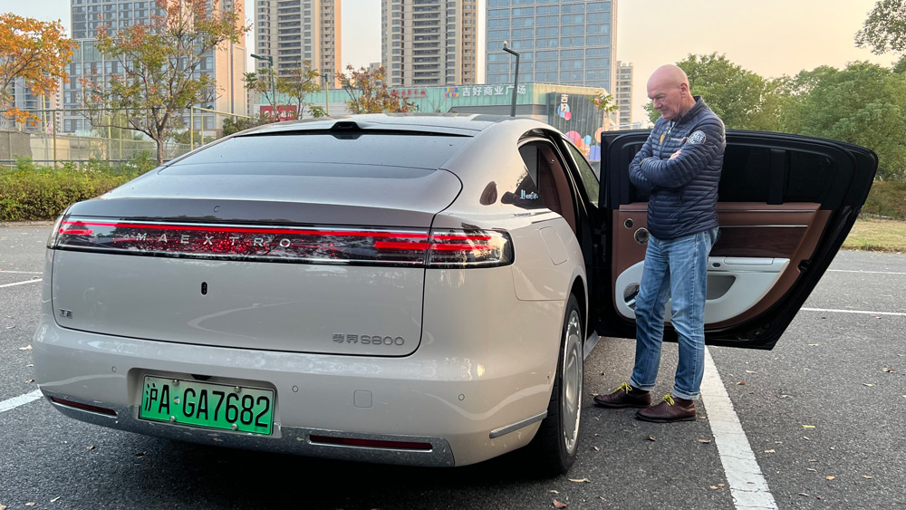 Einsteigen, bitte
Der 5,48 Meter lange, 2,00 Meter breite und 1,54 Meter hohe S800 ist das erste Maextro-Modell und fährt als Highend-Luxuslimousine mit 3,37 Meter langen Radstand vor. Und einem Elektroantrieb, den ein Benziner als Reichweiten-Verlängerer unterstützt.