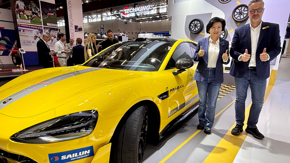 Daumen hoch
Sailun-CEO Jane Liu zusammen mit Stephan Cimbal, dem Markeingchef von Sailun in Europa, vor dem vollelektrischen Xiaomi SU7, der in der Erstausrüstung mit Sailun-Reifen vom Band rollt. Foto: Rother