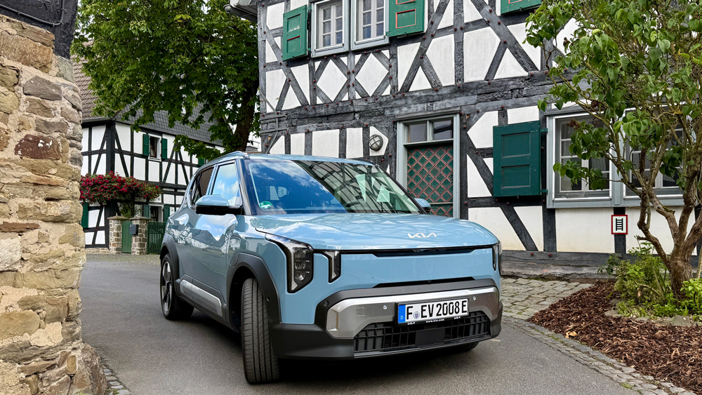 Mit Ecken und Kanten 
Die neue Designsprache von Kia - "Opposites United" oder Vereinte Gegensätze - polarisiert. In die Fachwerkkulisse von Stadt Blankenberg im Siegtal fügt sie sich beim kleinen EV2 allerdings sehr gut ein. Hier wünscht man sich eher einen kleineren Wendekreis   