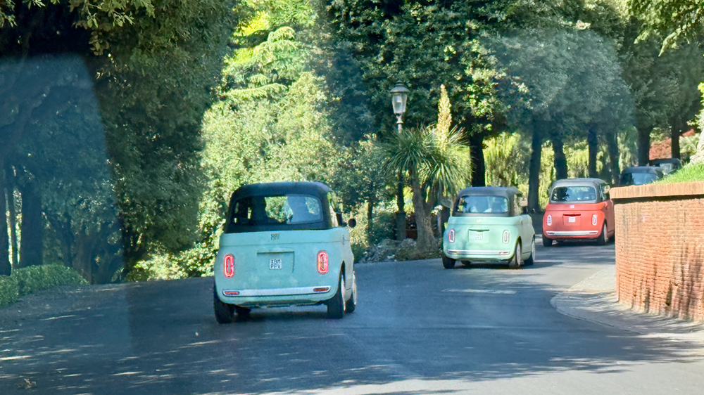 Gartentour
20 Exemplare des Topolino spendete Fiat dem Vatikan. Sie sollen dazu beitragen, bis 2030 die Flotte des Stadtstaates zu dekarbonisieren. In den Vatikanischen Gärten wurden die maximal 45 km/h schnellen Mikromobile gleich eingefahren. Foto: Rother