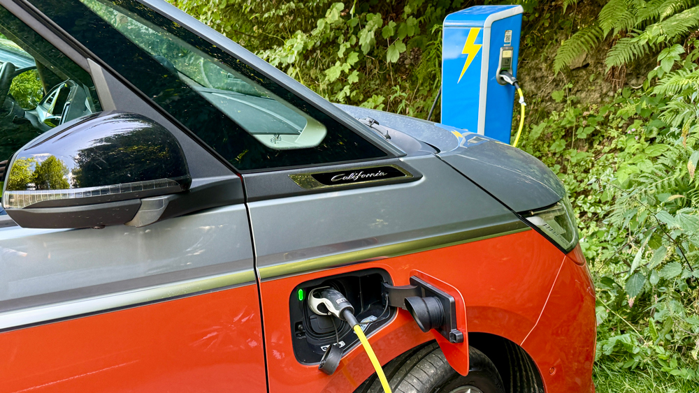 Laden leicht gemacht 
Wechselstrom nimmt der VW California eHybrid mit bis zu 11 kW auf. Während der Mittagspause ist der Akku da wieder voll. 