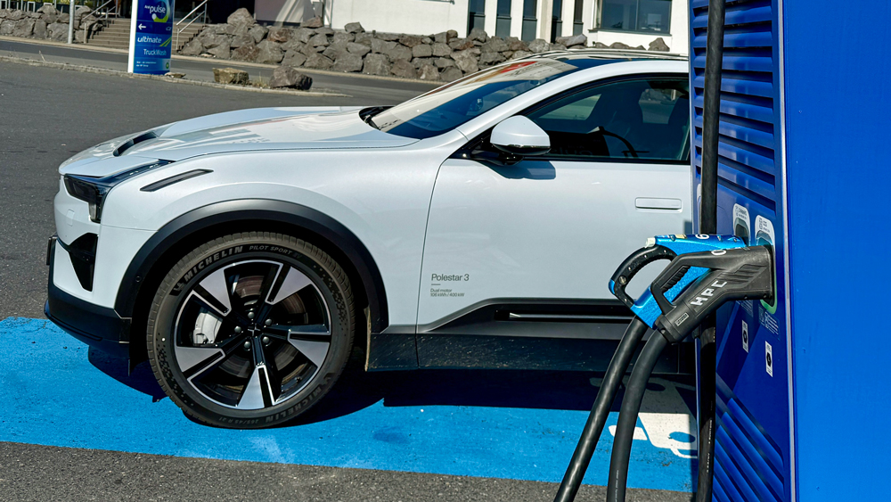 Kurze Ladepause 
Gleichstrom nimmt der Polestar 3 mittlerweile mit bis zu 350 kW auf. Und die hohe Ladeleistung wird in aller Regel auch recht lange gehalten: Im Schnitt betrug die Ladeleistung knapp 200 kW - bei einem anfänglichen Ladestand hier von 40 Prozent. 