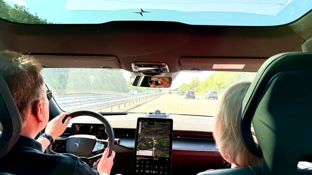 Immer dem Stern nach 
In das elektrochrom dimmbare Panorama-Glasdach haben die Polestar-Designer das Firmenlogo eingeprägt. Zu sehen bekommen ihn aber nur die Passagiere im Fond. Der Fahrer orientiert sich besser an den Anzeigen von Head-up-Display und des Zentraldisplays.