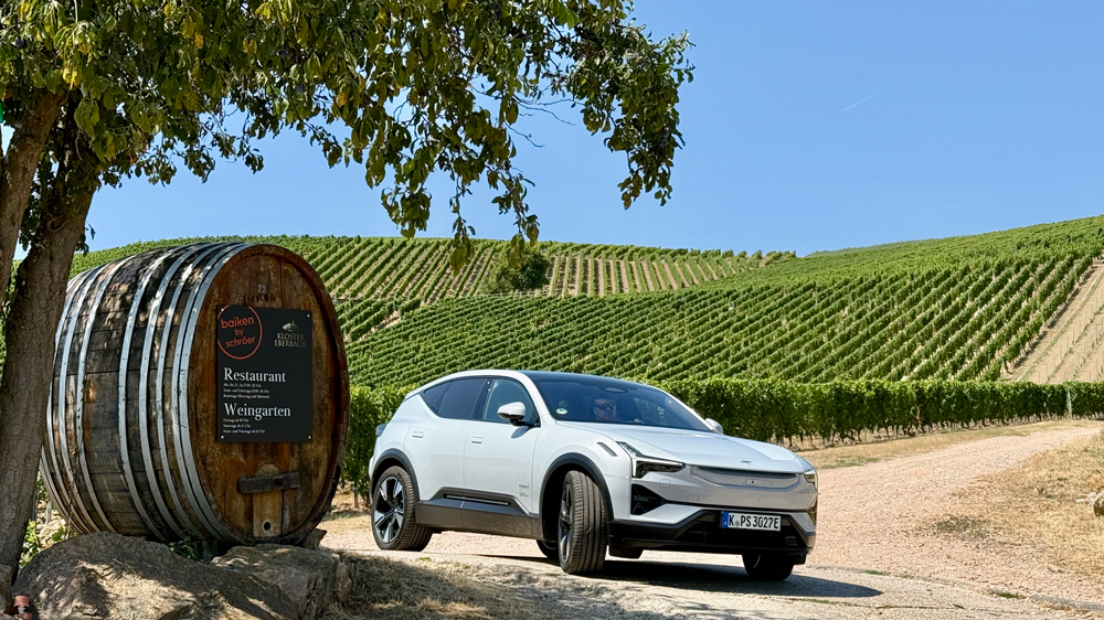 Genusstour in den Rheingau 
Draußen herrschen Temperaturen von fast 40 Grad - im Innenraum des schneeweißen Polestar 3 konstant 23 Grad. Jetzt müssen wir nur noch ins Restaurant kommen. Fotos: Rother