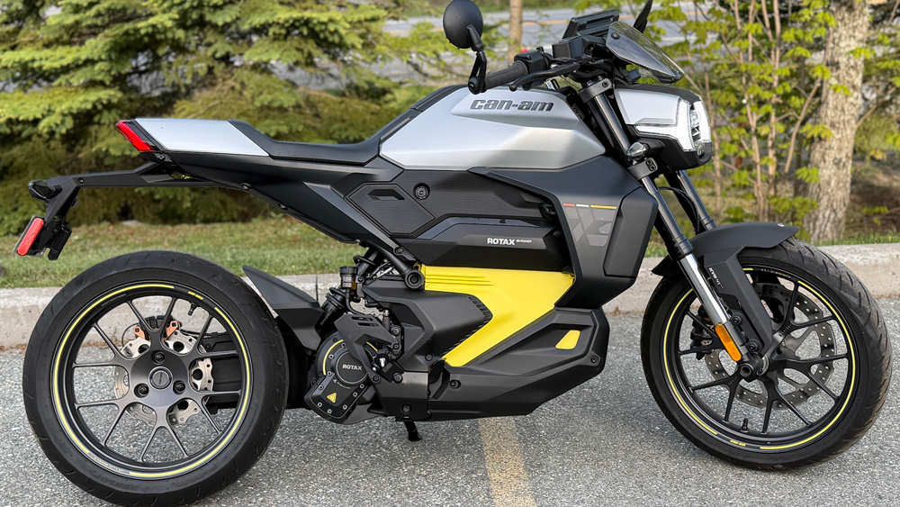 Batterie als tragendes Element
Die Can-Am Pulse nutzt einen eigens entwickelten, flüssigkeitsgekühlten Rotax-E-Power-Antrieb mit 35 kW (48 PS) Spitzenleistung und 72 Nm Drehmoment. Die 8,9-kWh-Batterie ist ebenfalls flüssigkeitsgekühlt und eine Eigenentwicklung des kanadischen Herstellers. 