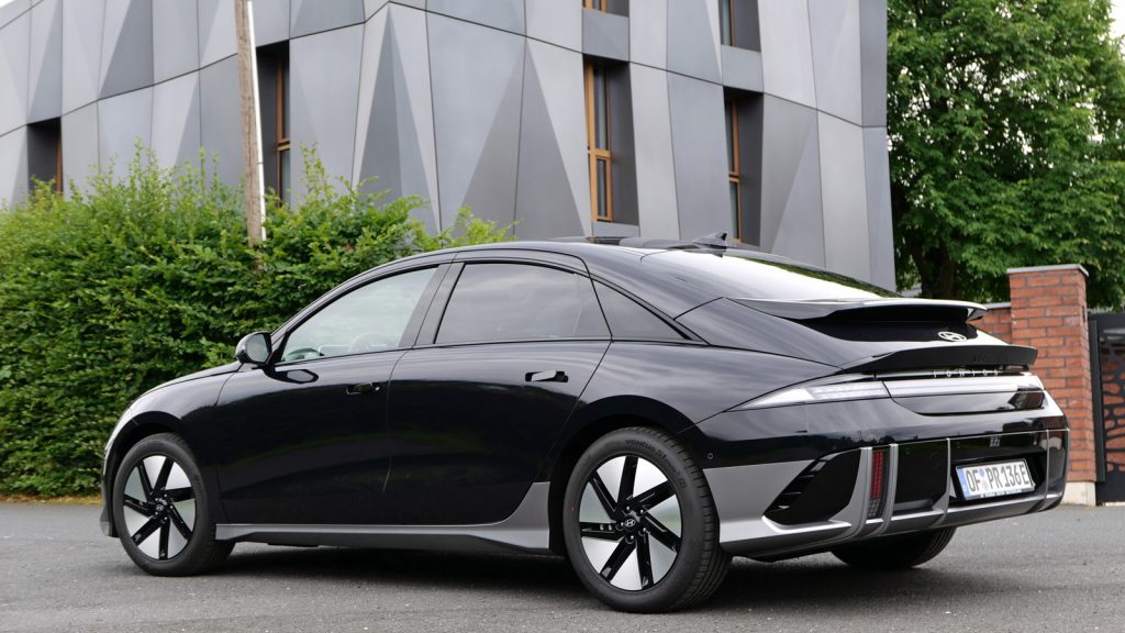 Modern Style 
Das Styling des windschnittigen Hyundai Ioniq 6 sorgt für Gesprächsstoff - wie auch so manche Hausarchitektur.  