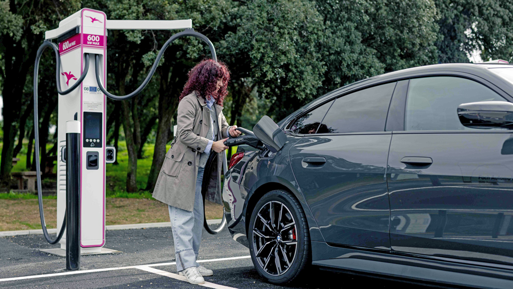 Laden mit bis zu 600 Kilowatt
Ionity hat in Frankreich bereits an zwei Stationen ultraschnelle HYC1000-Ladesäulen von Alpitonic in Betrieb genommen. Geeignete Elektroautos können hier mit bis zu 600 kW Strom aufnehmen. Die erste Station des Typs in Deutschland soll bald im nordrhein-westfälischen Werne in Betrieb gehen. In acht Minuten können dann 300 Kilometer Reichweite erzielt werden. Foto: Ionity  