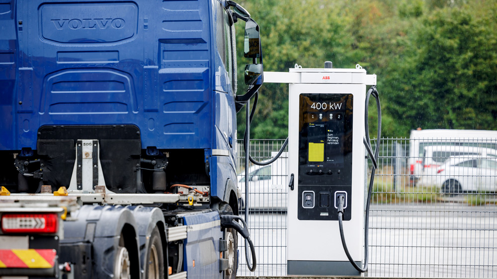 All in One-Ladesäule A 400 von ABB E-mobility
"Es ist beeindruckend zu sehen, dass man heute einen Lkw in einer halben Stunde komplett vollladen kann." Foto: ABB