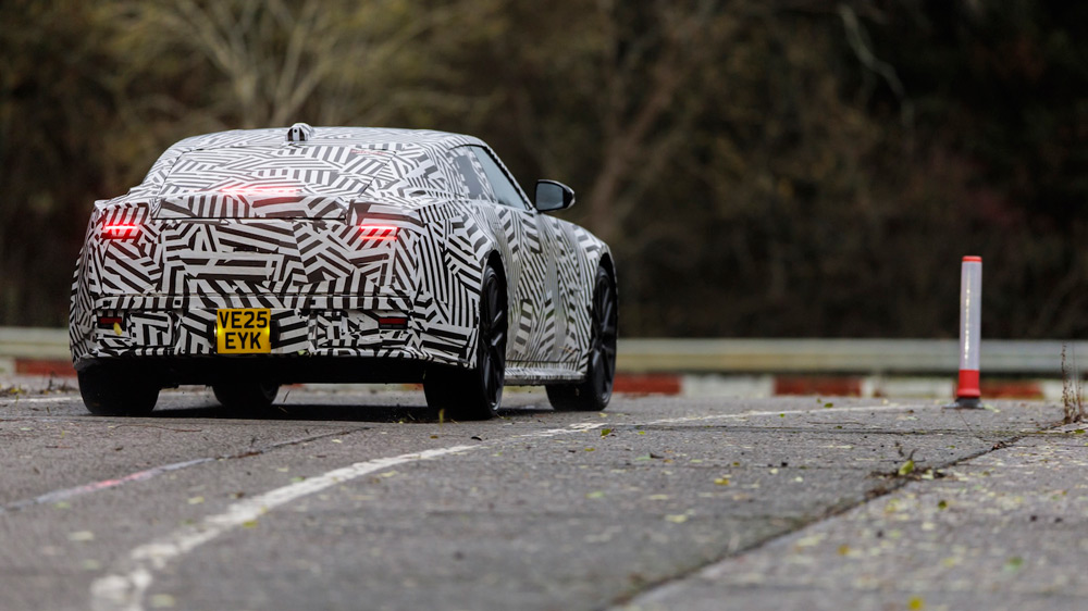 GT mit Haifischflosse
Die 150 Prototypen sind zwar noch mit wilden Tarnfolien beklebt. Aber die Grundform des Viertürers lässt sich bereits gut erkennen.