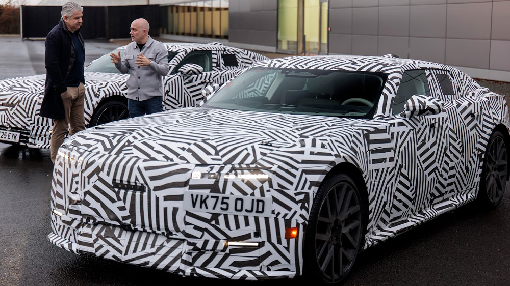 „So einen Jaguar hat es noch nicht gegeben“
Projektmanager Rawdon Glower (rechts) erläutert unserem Autor die Vorzüge des vollelektrischen Jaguar GT, der 2026 enthüllt wird.