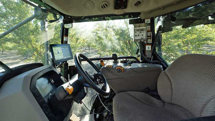 Mit Lenker und Sitz, aber ohne Fahrer 
Der Obstbautraktor 5ML kann durch die Baumreihen zum Ausbringen von Dünger und Pflanzenschutzmitteln selbst abfahren. Für andere Arbeiten kann sich der Bauer aber auch noch selbst hinter das Steuer klemmen, was die Vielseitigkeit erhöht.