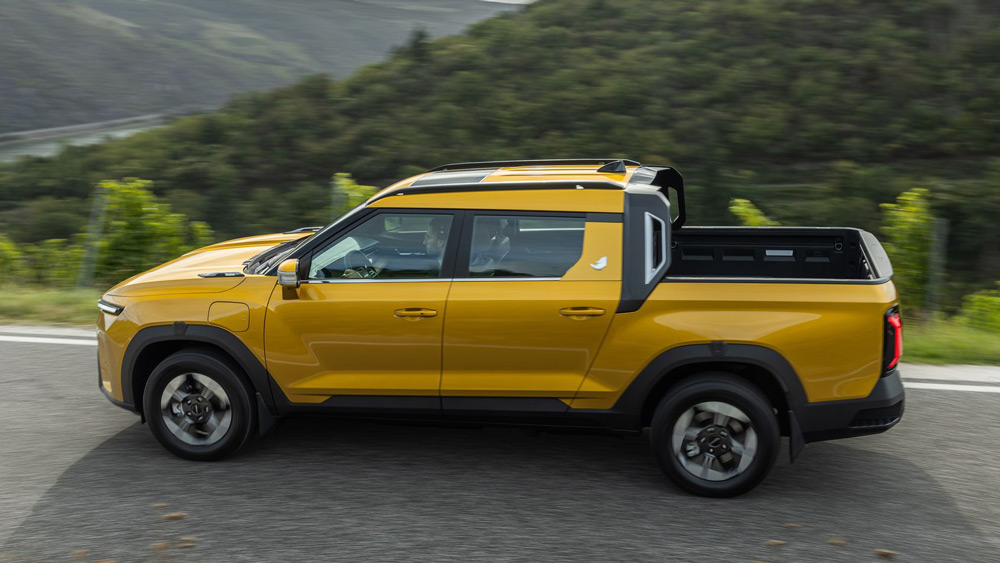 Für Ross und Reiter
Mit Doppelkabine und Pritsche kommt der KGM Musso als Arbeitstier daher. Mit einer Anhängelast von 1800 Kilogramm und einer Zulademöglichkeit von bis zu 500 Kilogramm könnte der elektrische Fronttriebler auch Pferdehalter interessieren. 