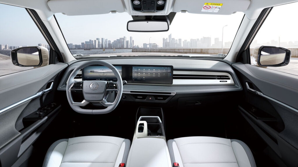 Im Stil der Zeit 
Der Innenraum des Torres EVX präsentiert sich aufgeräumt und macht optisch wie qualitativ einen guten Eindruck.