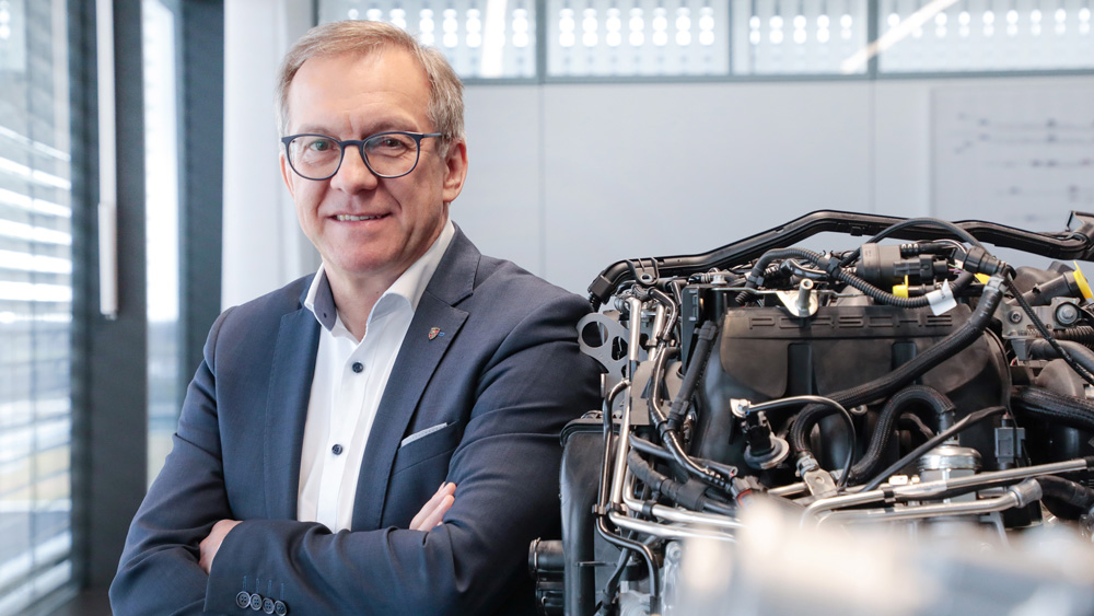 Leidenschaft für Motoren 
Seit dem Jahr 2008 arbeitet Karl Dums bei der Porsche AG, unter anderem an der Elektrifizierung von Porsche-Fahrzeugen. Seit 2023 leitet der promovierte Maschinenbau-Ingenieur bei dem Sportwagenhersteller das Projekt E-Fuels. Fotos: Porsche