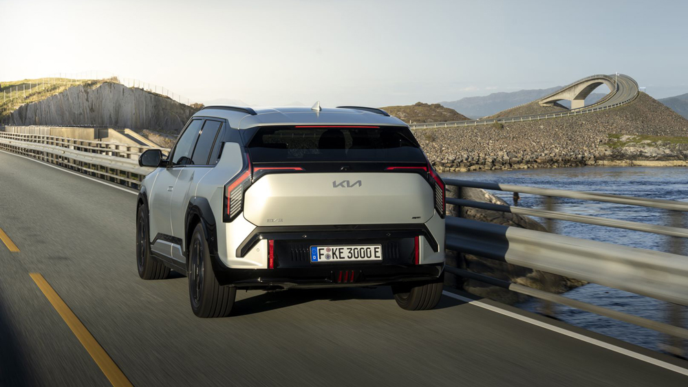 Mit Ecken und Kanten
Die progressive Optik des Kia EV3 polarisiert. Für die einen ist es ein gelungenes Design, das nicht den teutonischen Konventionen folgt, für die anderen hat der Formengeber zu viel koreanischen Soju getrunken.