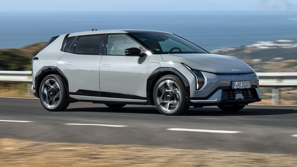 Stromer der gemütlichen Art
Der 150 kW starke Kia EV4 beschleunigt in 7,8 Sekunden auf 100 km/h, bei 170 km/h wird abgeregelt. Eine GT-Version folgt später.