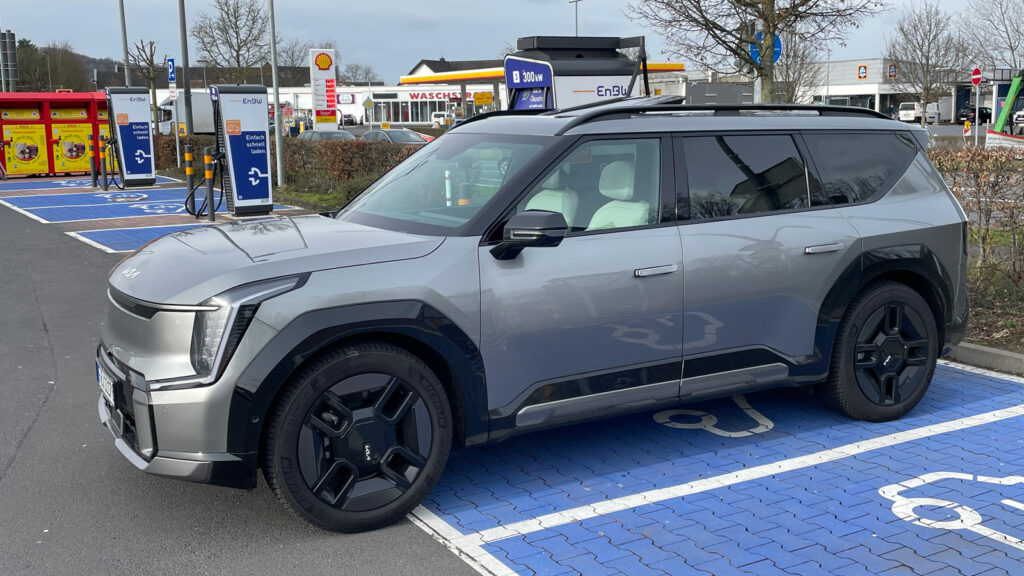 Sole size Some charging spaces may be undersized for electric vehicles up to EV9.  But when it comes to charging speed, the SUV cuts a good figure here: around 200 kW is available for a pleasant long time. 