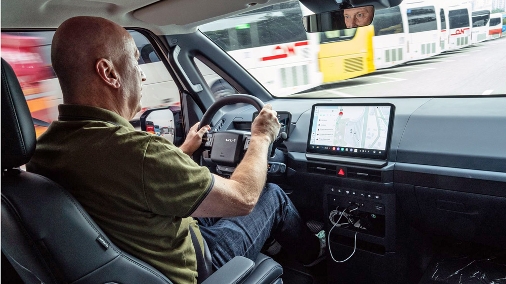 Ganz locker
Mit dem Kia PV5 bewegt sich unser Autor wieselflink durch den Großstadtverkehr in Seoul. Das große Navi-Display hilft bei der Orientierung, eine Armada von Assistenzsysteme beim Fahren und Rangieren. Bilder: Kia