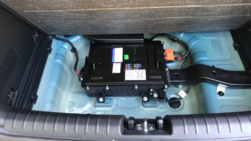 Ei, wo ist er denn?
Unter dem Kofferraumboden hat Kia eine Lithium-Ionen-Polymer-Batterie mit 44 Amperestunden oder 2,1 kWh installiert. Genug zum Boosten und Rekuperieren, aber nicht genug zum Stromern. Foto: Eschment