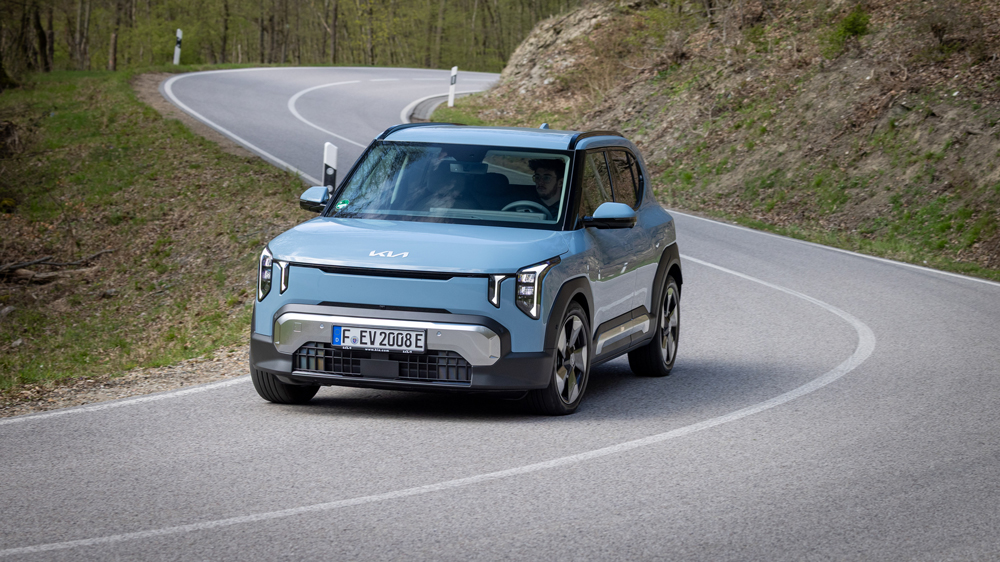 Kurvenkünstler 
Fahrten auf kurvenreichen Landstraßen wie denen im Listertal können auf mit einer Antriebsleistung von 135 PS durchaus Spaß machen, wenn Fahrwerk und Lenkung des Autos so gut abgestimmt sind wie im Kia EV2. Fotos: Kia