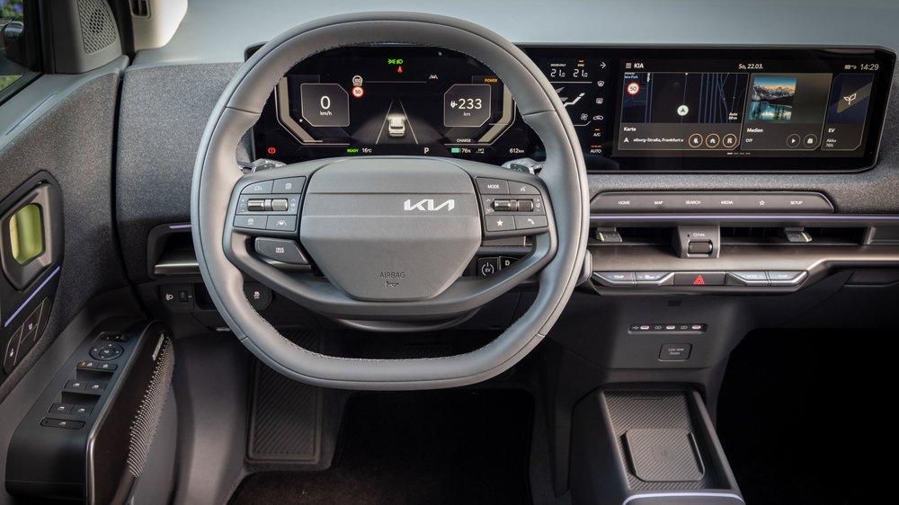 Wie ein Großer 
Der Kia EV2 ist ein Kleinwagen, aber seine Ausstattung teilt er mit den größeren Brüdern: Alles, was EV3, EV4 und EV5 bieten, ist auch hier erhältlich. Obendrein gibt es serienmäßig ein Panorama-Glasdach, das sich sogar elektrisch öffnen lässt. Was will man mehr?