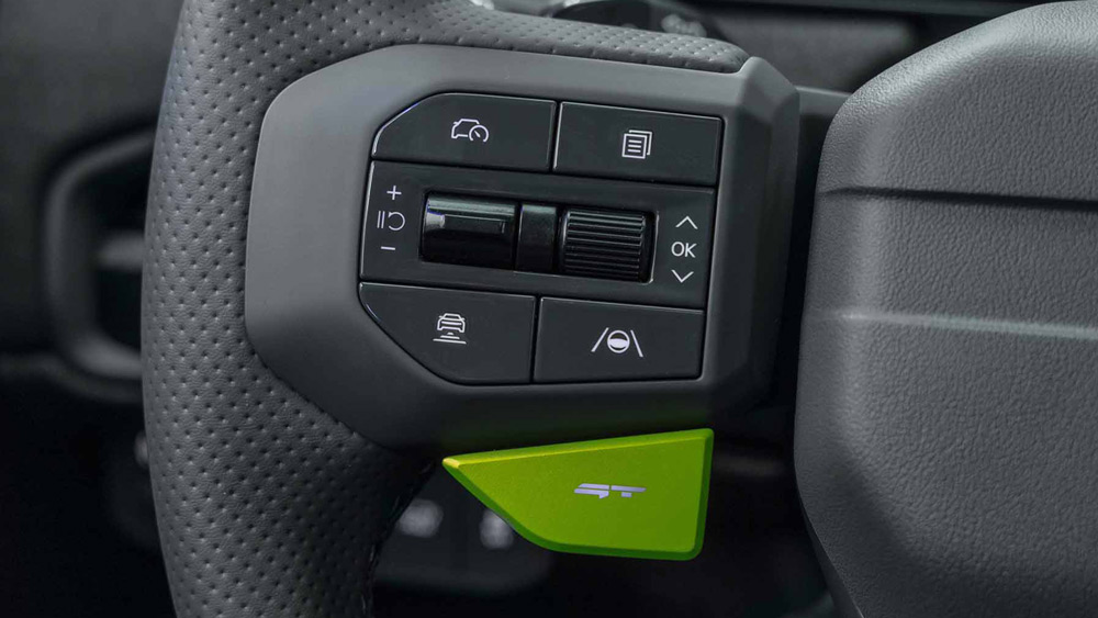 GT-Taste für mehr Power
Die grüne Taste am Lenkrad sorgt dafür, dass den Elektroautos bei Überholmanövern vorübergehend mit Kraft zur Verfügung steht. Intensivieren lässt sich das Fahrerlebnis noch durch das virtuelle Schaltgetriebe und ein künstlich erzeugtes Motorgeräusch.