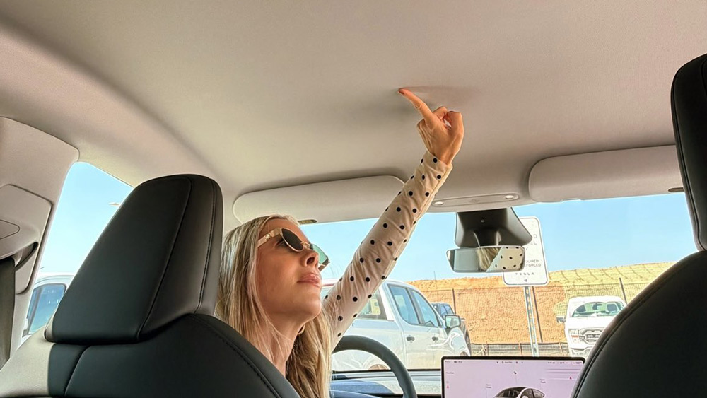 Ohne Durchblick
Im Unterschied zum Model 3 verdeckt beim Model Y Standard ein Dachhimmel den Blick durch das weiterhin verbaute Panorama-Glasdach. Angeblich, um eine Aufheizung des Innenraums zu verhindern. Foto: Kim Java auf X https://x.com/ItsKimJava/status/1975752797933998563/photo/3