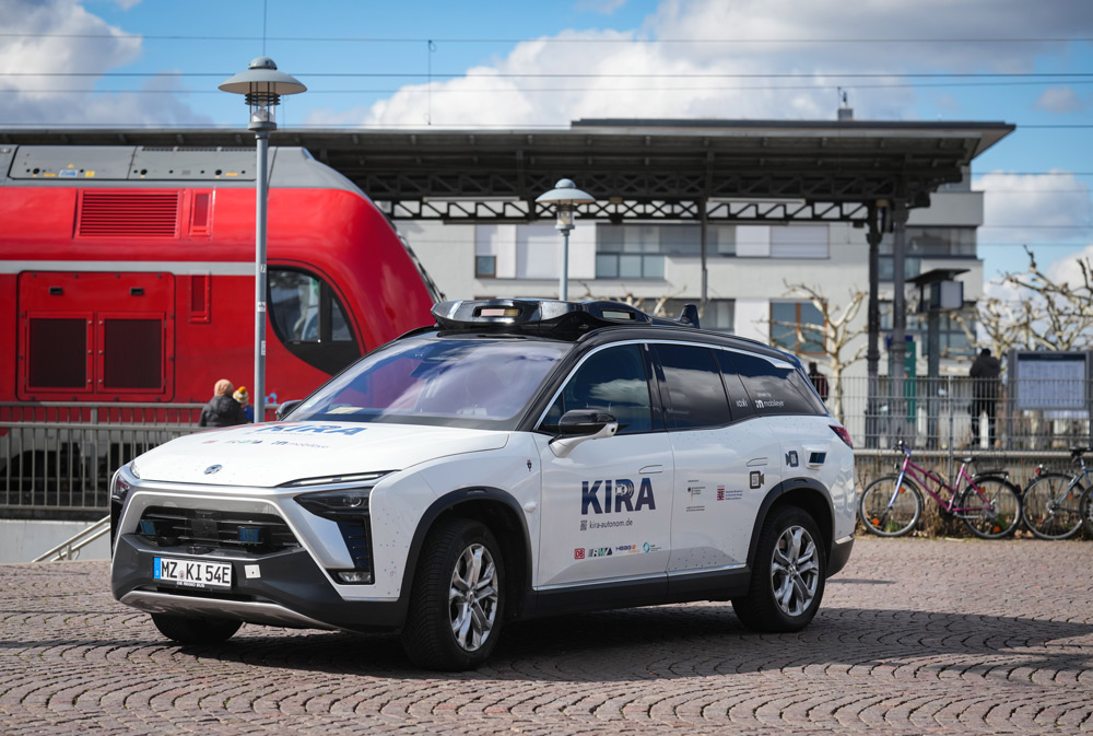 Mit KIRA raus aufs Land
Im „KI-basierter Regelbetrieb autonomer On-Demand-Verkehre“ testet die Deutsche Bahn, wie sich das Verkehrsangebot im ländlichen Raum verbessern ließe. Start war in Langen im Kreis Offenbach, inzwischen verkehrt der selbstfahrende NIO in Darmstadt. Foto: Rother