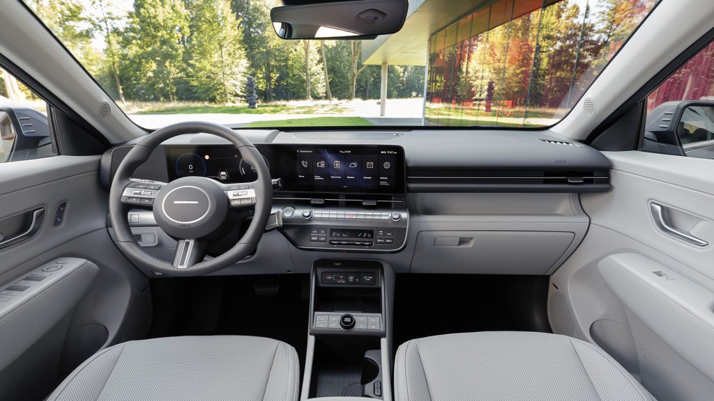 Stil des Hauses 
Der neue Hyundai Kona gibt keine Rätsel auf. Die wichtigsten Funktionen erklären sich von selbst, die übrigen nach kurzem Studium der Tasten und der logisch aufgebauten Untermenüs auf dem Zentralbildschirm. Foto: Hyundai 