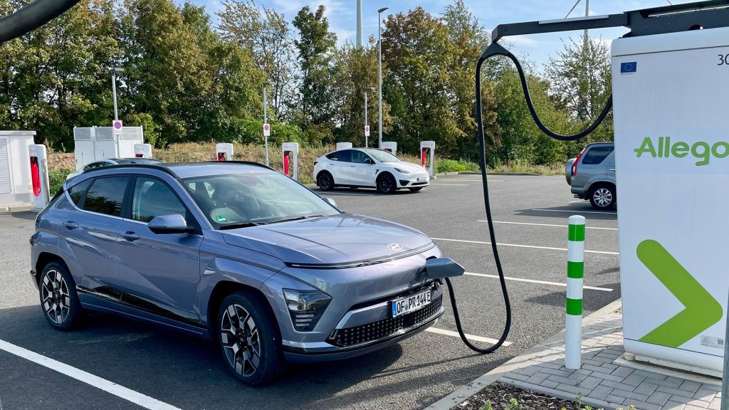Fehl am Platz 
Mit einer maximalen Ladeleistung von 105 kW blockiert der Kona Elektro die Schnellladesäule länger, als anderen lieb sein dürfte. Tesla-Fahrer können über eine solche Ladeperformance wohl nur müde lächeln. Foto: Rother 