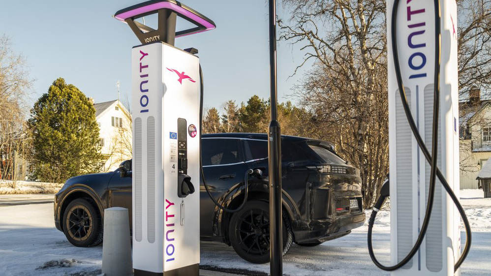 Hochperformant
Gleichstrom nimmt der Porsche Cayenne mit bis zu 400 kW. Und das nicht nur kurze Zeit: Selbst bei einem Ladestand von 55 Prozent sollen noch eine Ladeleistung von 350 kW anlegen, was die Ladezeit dramatisch verkürzt. Fotos: Porsche