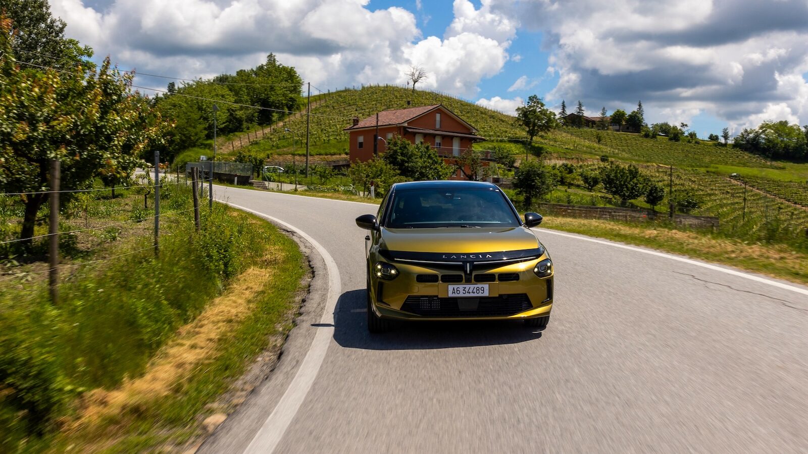 Goldstück 
Mit einer Höchstgeschwindigkeit von 150 km/h kann der vollelektrische Lancia Y auf der Autobahn gut im Verkehr mitschwimmen. Die Abstimmung des Fahrwerks ist allerdings überraschend straff geraten.