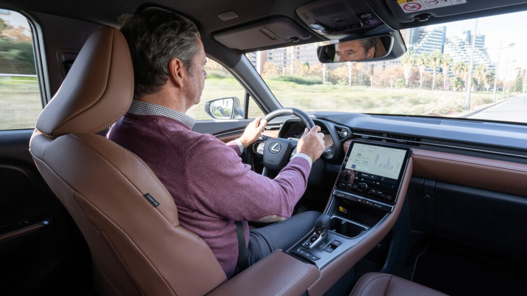 Downsizing
Der Lexus verfügt über ein Head-up-Display und ist auch mit Lederausstattung verfügbar. So luxuriös geht es sonst nur in der Mittel- und Oberklasse zu.