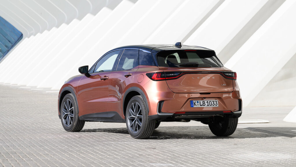 Lexus LBX in Kupferrot
Der kleinste Lexus aller Zeiten macht im Stadtverkehr eine gute Figur. Mit einigen Luxus-Features und einer komfortablen Abstimmung des Fahrwerks. Antriebstechnisch ist er als Vollhybrid allerdings nicht mehr zeitgemäß.