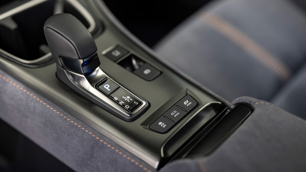 Elektrisch auf Knopfdruck
Wenn der 1-kWh-Akku gut gefüllt ist, kann der Lexus bis zu zwei Kilometer weit elektrisch fahren. Immerhin. Fotos: Lexus