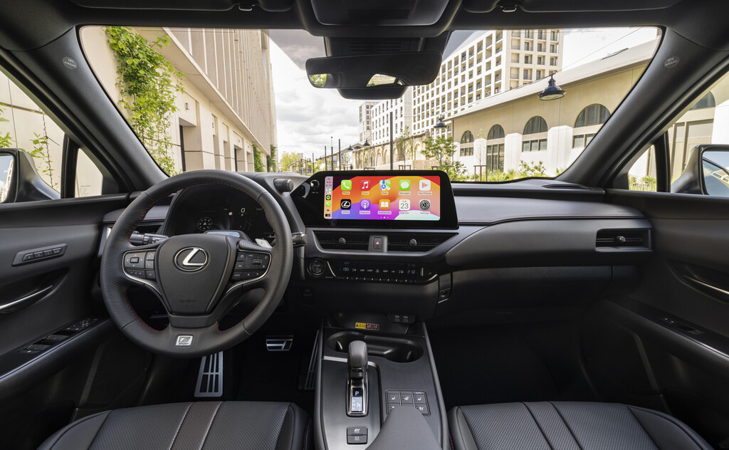 Schöner Wohnen 
Ein größerer Touchscreen, feinere Bezugsstoffe und neugestaltete Schalter und Hebel werten den Innenraum des Lexus UX300 deutlich auf. Der Sprachassistent reagiert nun schneller und versteht mehr. Das nennt man Fortschritt. Fotos: Lexus