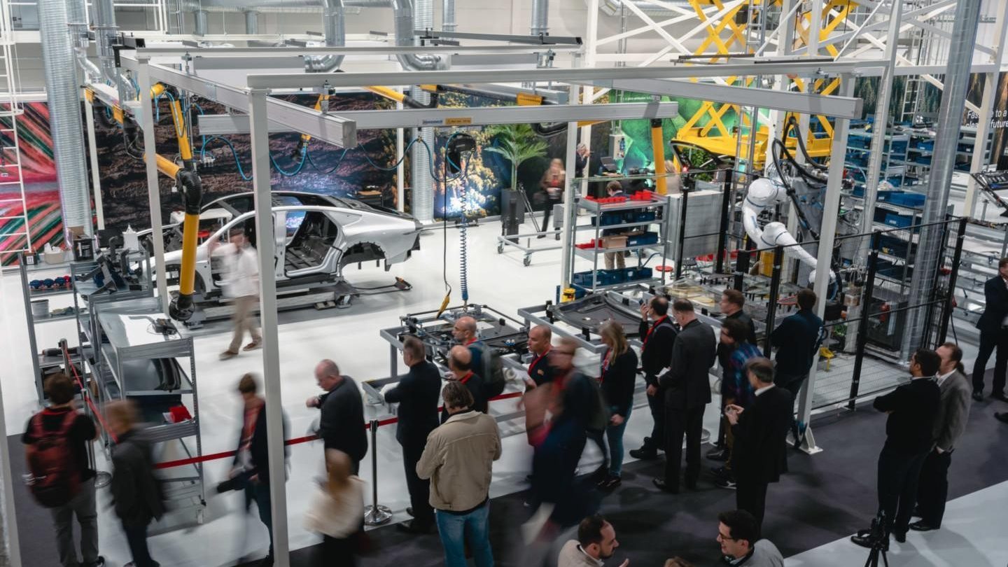 Ende nach nur einem Dutzend Autos 
Erst im November vergangenen Jahres war bei Valmet in Finlland die Produktion des Lightyear 0 gestartet. 20 Mitarbeiter montierten hier zuletzt täglich nur ein Auto. Foto: Valmet