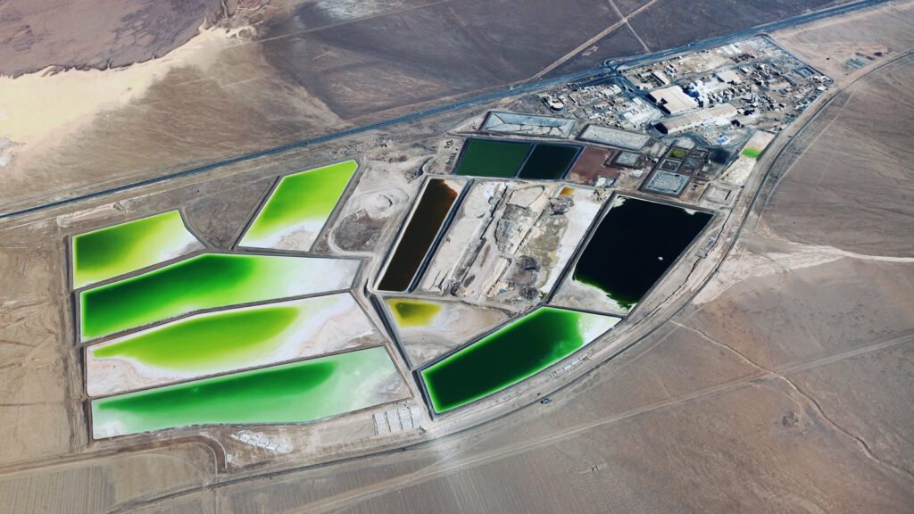 Grüne Flecken in der Wüste
In großen Becken wird rund um die Lithium-Raffinerie nahe Antofagasta das flüssige Lithiumchlorid gesammelt, ehe es in der Raffinerie zu hochreinem Lithiumcarbonat- und Lithiumhydroxid-Pulver verarbeitet wird. Foto: SQM