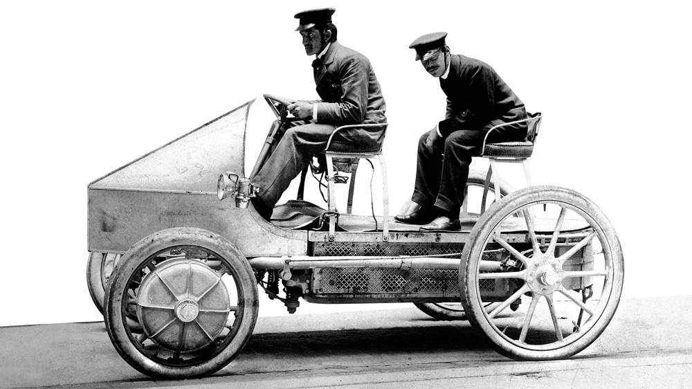 Mit der Nase im Wind
Der vollelektrische Lohner-Porsche eroberte im Jahr 1900 die Weltausstellung von Paris im Sturm. Doch am Markt konnte sich das Antriebskonzept nicht durchsetzen - der Gegenwind war hier einfach zu groß. Foto: Porsche-Archiv