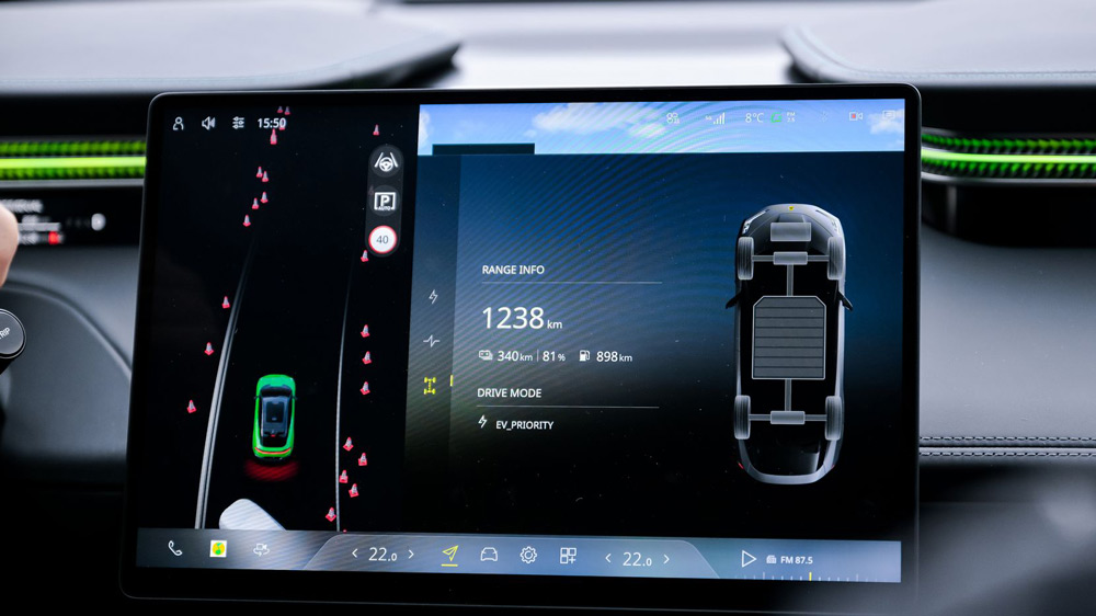 Frei von Reichweitenangst 
Bis zu 1258 Kilometer weit soll der 2,6 Tonnen schwere Lotus mit dem Inhalt seines 52 Liter fassenden Benzintanks und dem Stromvorrat im 70 kWh großen Akku weit kommen - bei zurückhaltender Fahrweise mit maximal Tempo 100, versteht sich.  