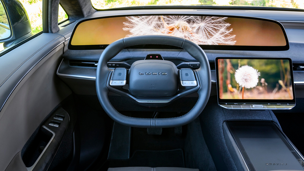 Lasst die Blumen sprechen 
Das gestochen scharfe und 86 Zentimeter breite Instrumentendisplay ist zum Fahrer hin gekrümmt. Darunter sitzt auf der Mittelkonsole ein zusätzlicher Touchscreen mit einer Diagonale von 28 Zentimetern - samt Tastenfeld. 