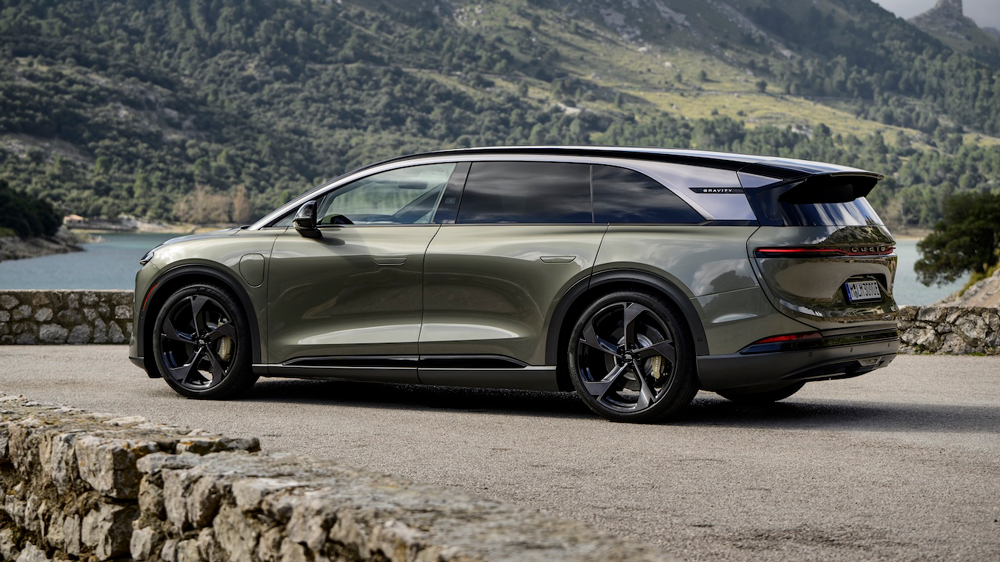 In 3,6 Sekunden auf Tempo 100 
Trotz eines Gewichts von 2,7 Tonnen entpuppt sich der fünf Meter lange Siebensitzer auf der Testfahrt als Dynamiker. Fotos: Lucid