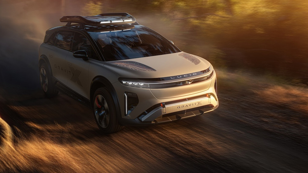 Mit breiter Spur ins Gelände
Unterfahrschutz, All-Terrain-Reifen und eine breitere Spur zeichnen die Abenteuer-Version des Lucid Gravity aus. Auf dem Dach sitzt ein Träger für ein Dachzelt samt LED-Scheinwerfern - für den Fall, dass man vor lauter Staub den Weg zum Hotel nicht mehr findet. 
Foto: Lucid