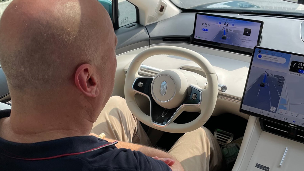 Hände weg vom Steuer
Offiziell ermöglicht das Assistenzpaket das automatisierte Fahren auf Level 2+. Der Fahrer trägt also weiterhin die Verantwortung. Deshalb erscheint regelmäßig die Aufforderung, die Hände ans Lenkrad zu nehmen. Wenn auch nur kurz. 