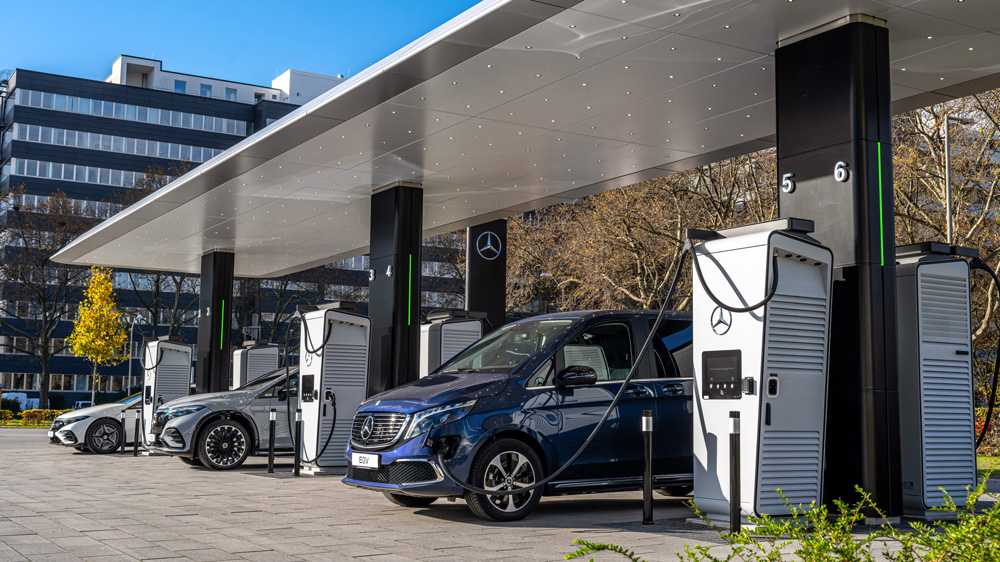 Offen für alle Marken
Auf dem Gelände der Mercedes-Niederlassung Mannheim kann seit November 2023 an sechs Ladesäulen mit maximal 300 kW Gleichstrom gezapft werden - erfreulicherweise auch von Elektroautos anderer Automarken. 