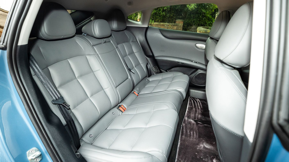 Erste Klasse auch in der zweiten Reihe
Bein- und Kopffreiheit sind im Fond der Limousine ausreichend. Die Verarbeitung ist auf dem Niveau westlicher Premiumanbieter.