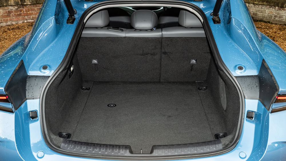 Große Klappe, viel dahinter
Im Unterschied zum Model 3 von Tesla verfügt der MG IM5 hinten über eine große Ladeklappe mit Elektroantrieb, was die Beladung ungemein erleichtert. Das Fassungsvermögen des Gepäckabteils ist 457 bis 1.290 Liter mehr als ausreichend.