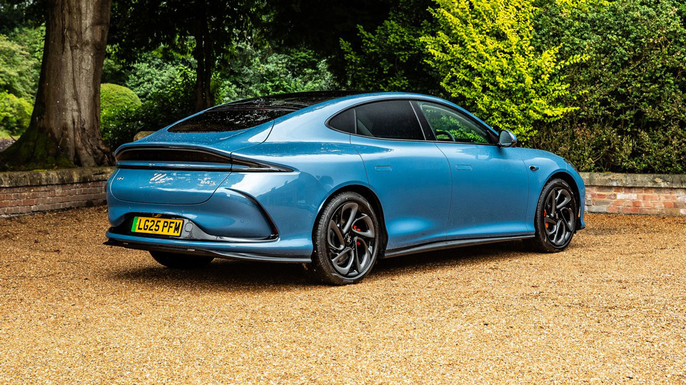 Ein Hauch von Aston Martin
In China ist IM eine Submarke von SAIC, in Europa wird das Modell unter der Marke MG vertrieben. Das Markenzeichen am elegant geschwungenen Heck im Stil von Aston Martin Heck stellt übrigens einen binären Code dar – und steht für „Intelligent Mobility“.