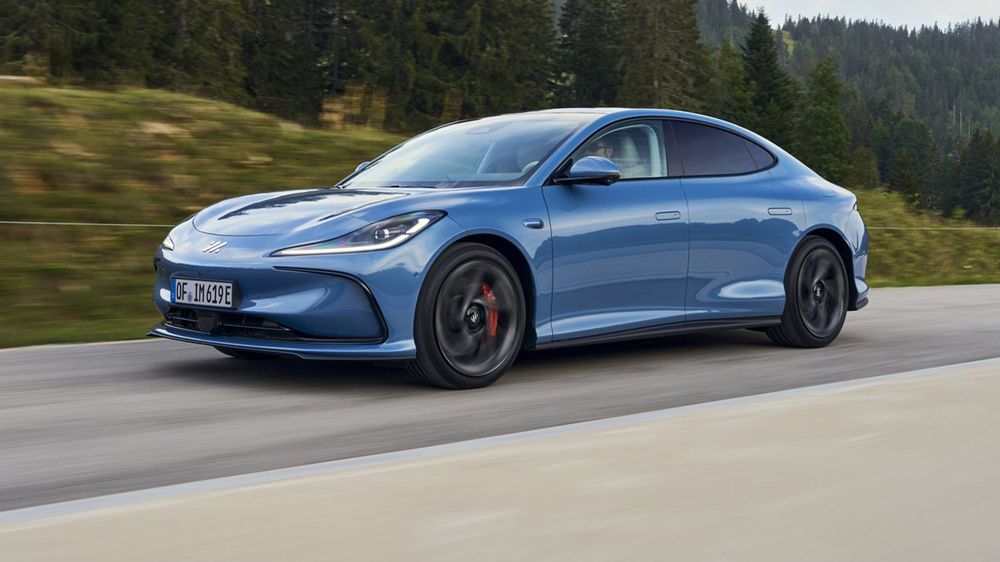 Kraftmeier
Solange die Kurven einen großen Radius haben, ist der MG der Chef im Ring. Nach 3,2 Sekunden stehen beim Chinesen 100 km/h auf dem Tacho, erst bei 268 km/h ist Schluss. Fotos: MG