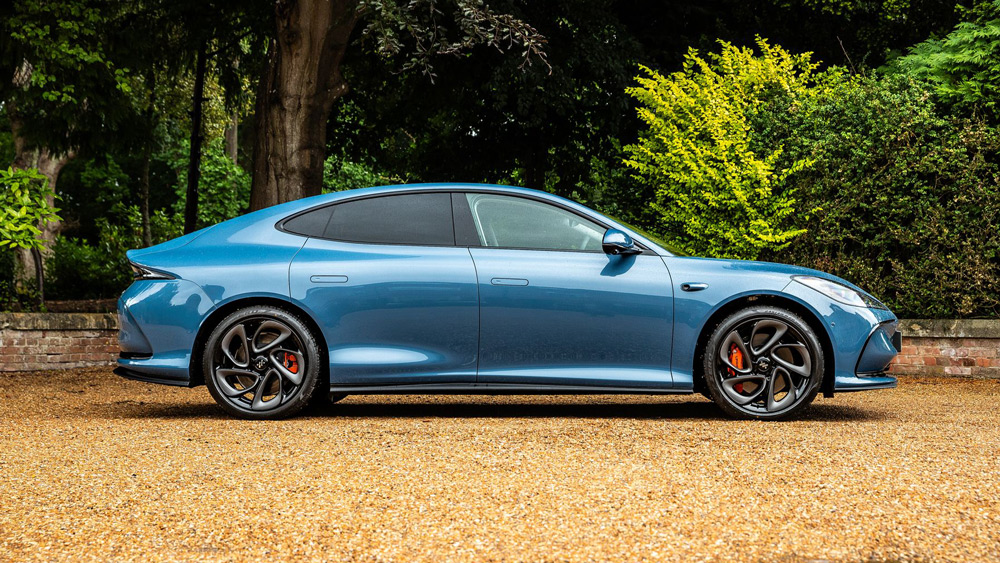 Länge läuft
Mit 4,90 Metern ist der IM5 einen Tick länger als das Model 3 von Tesla (4,76 Meter). Mit dem Radstand von 2,95 Metern übertrifft der Chinese den direkten Konkurrenten aus Kalifornien (2,87 Meter) hingegen klar, was dem Platzangebot im Innenraum zugute kommt.